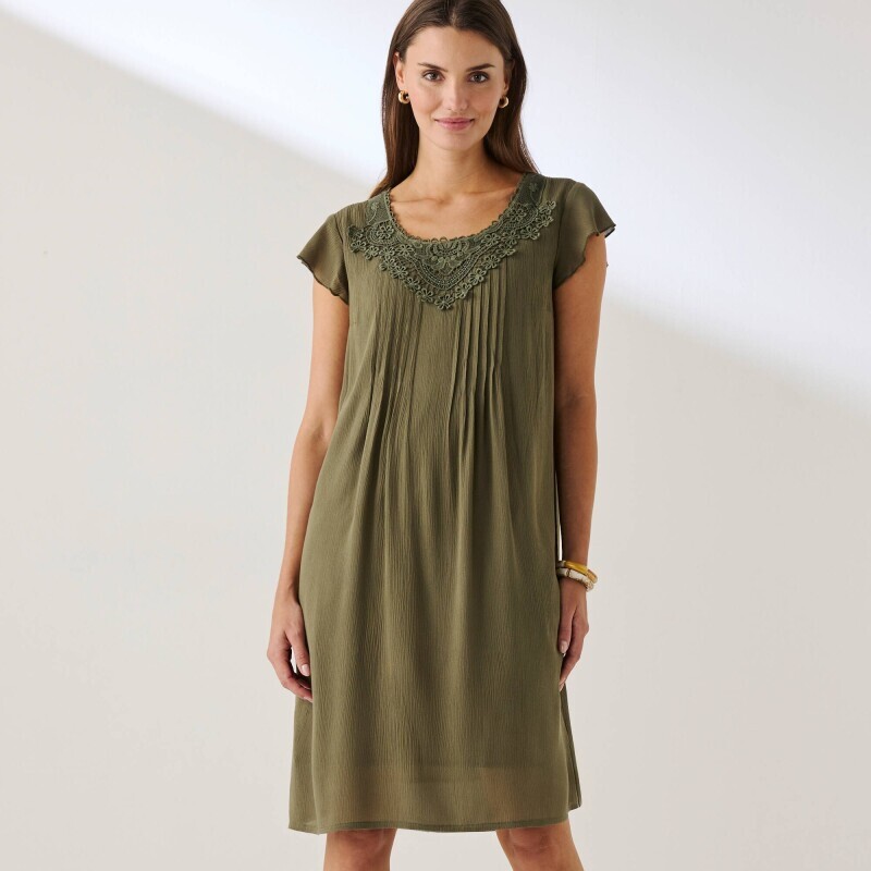 Rövid ruha rakott és makramé mintával, egyszínű krepp anyagból