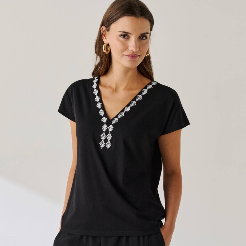 Hímzett V-nyakú póló