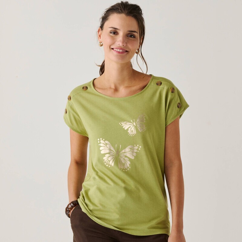 Kókuszgombokkal a vállán és mintával ellátott póló