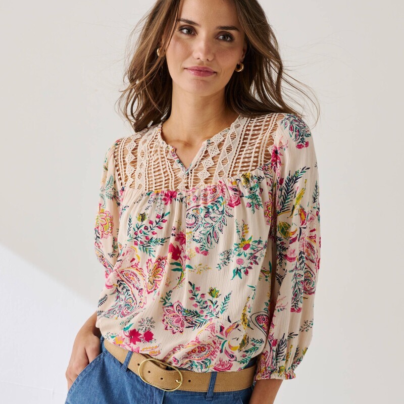 Крепова блузка з макраме та рукавами 3/4, з принтом