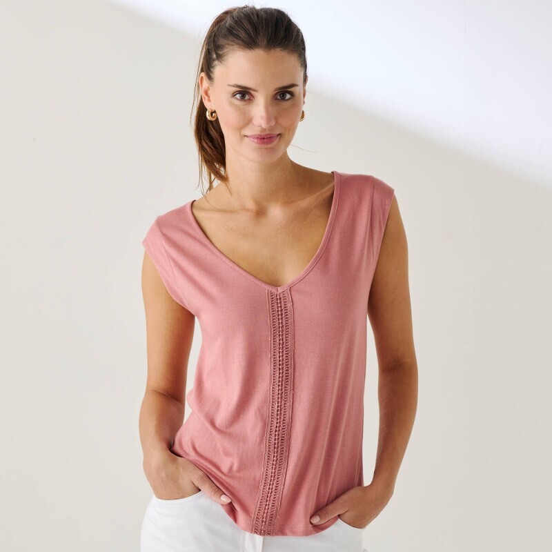 V-nyakú makramé póló