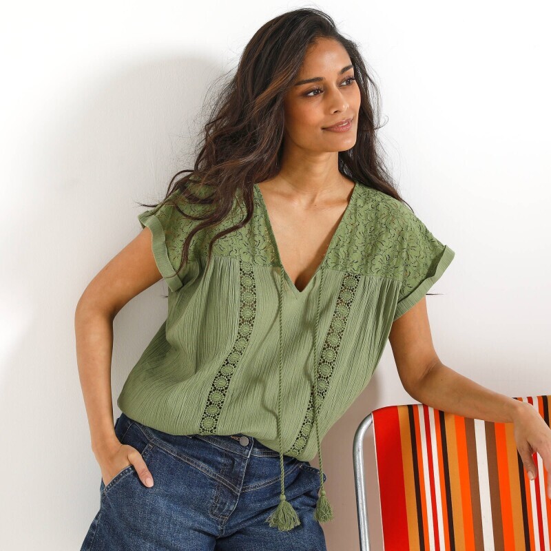 Krepp blúz csipkével és makraméval