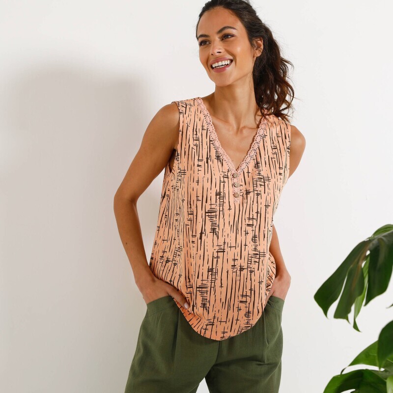 Топ з V-подібним вирізом, обробленим макраме та графічним принтом