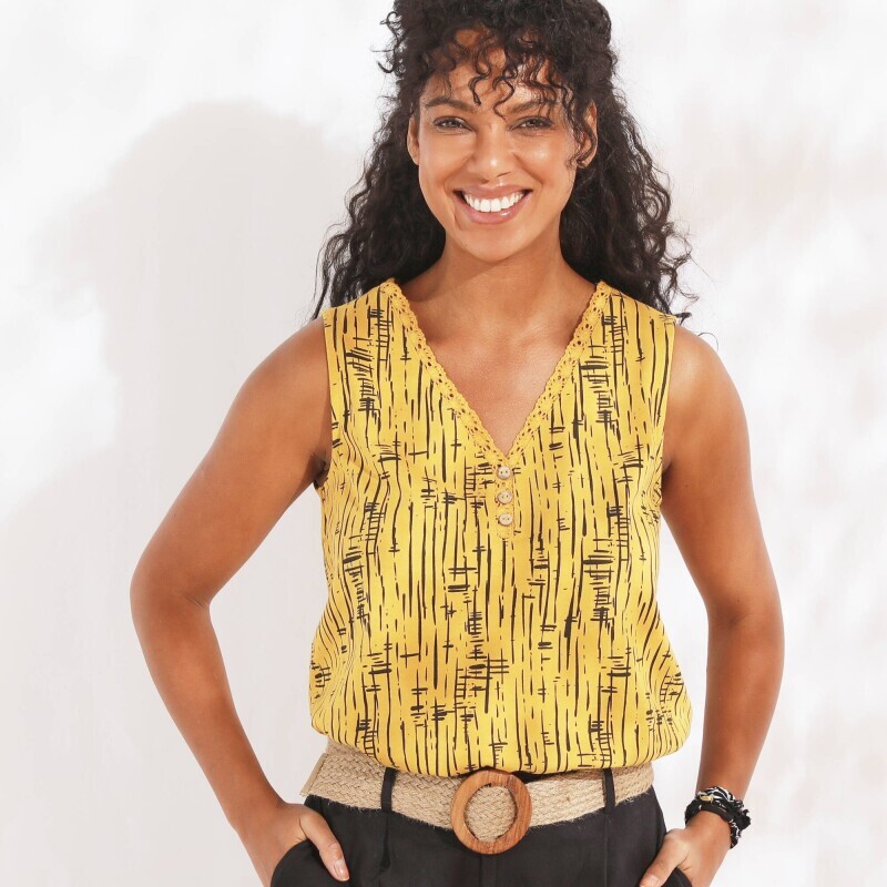 Top s výstřihem do V lemovaným macramé a s potiskem