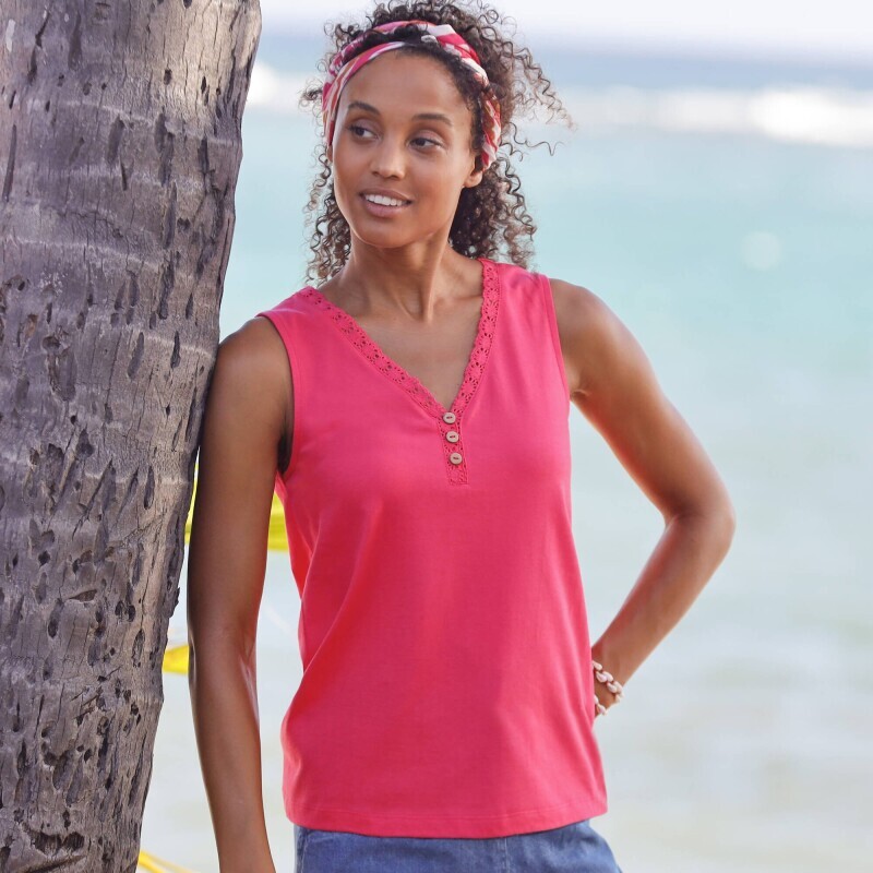 Egyszínű felső, V-nyakú, makraméval díszített nyakkivágással