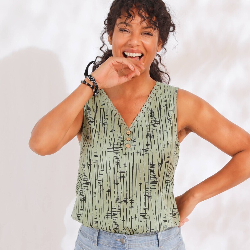 Топ з V-подібним вирізом, обробленим макраме та графічним принтом