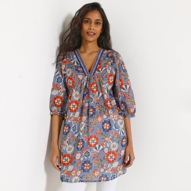 V-nyakú, 3/4-es ujjú, mintás tunika