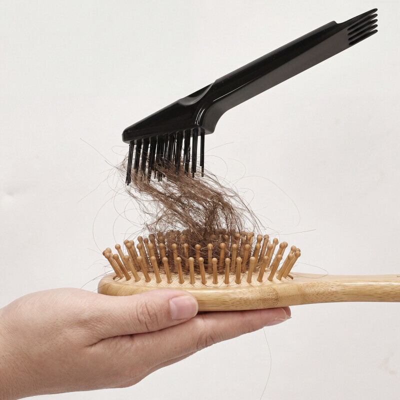 Pomůcka na čištění kartáčů na vlasy