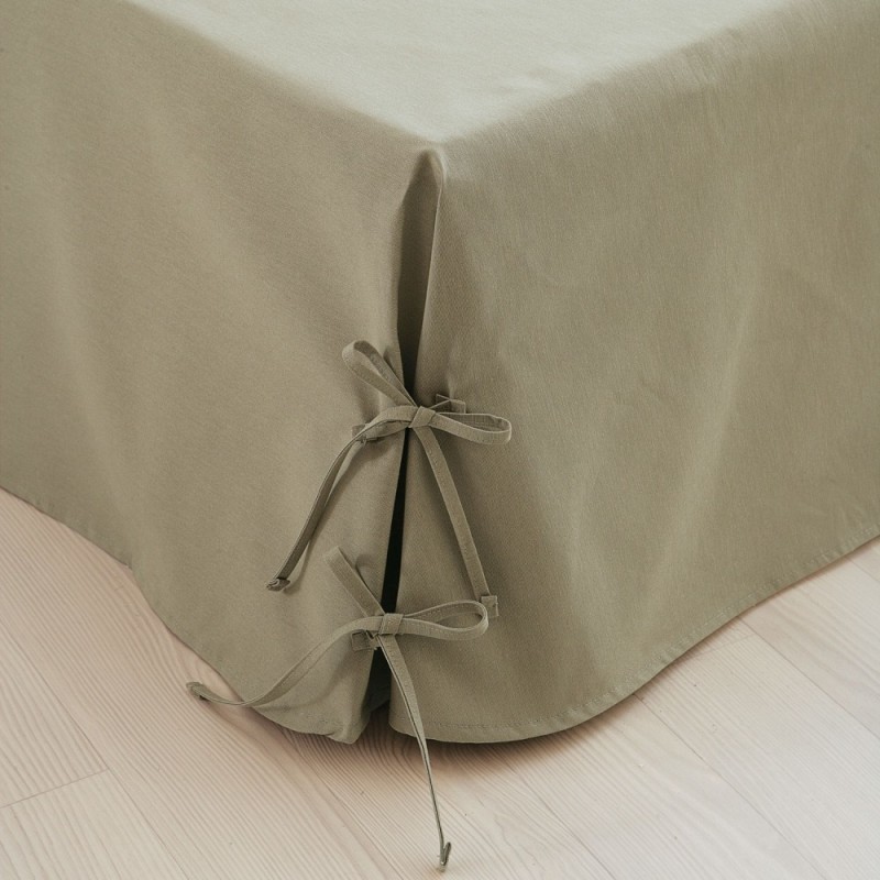     Praktický dekoračný povlak na postele s viazačkou