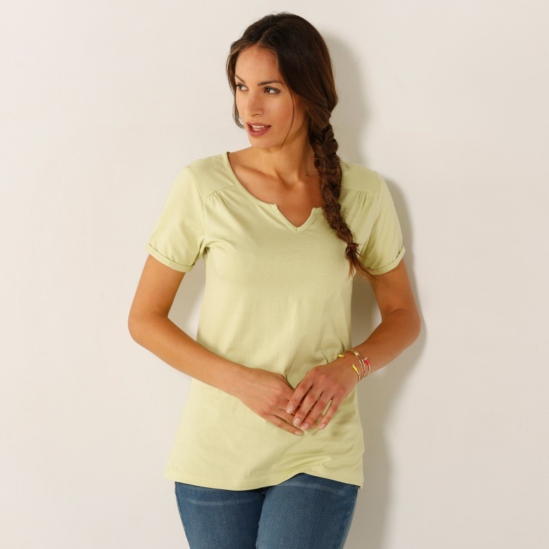 Jednobarevné tričko s tuniským výstřihem