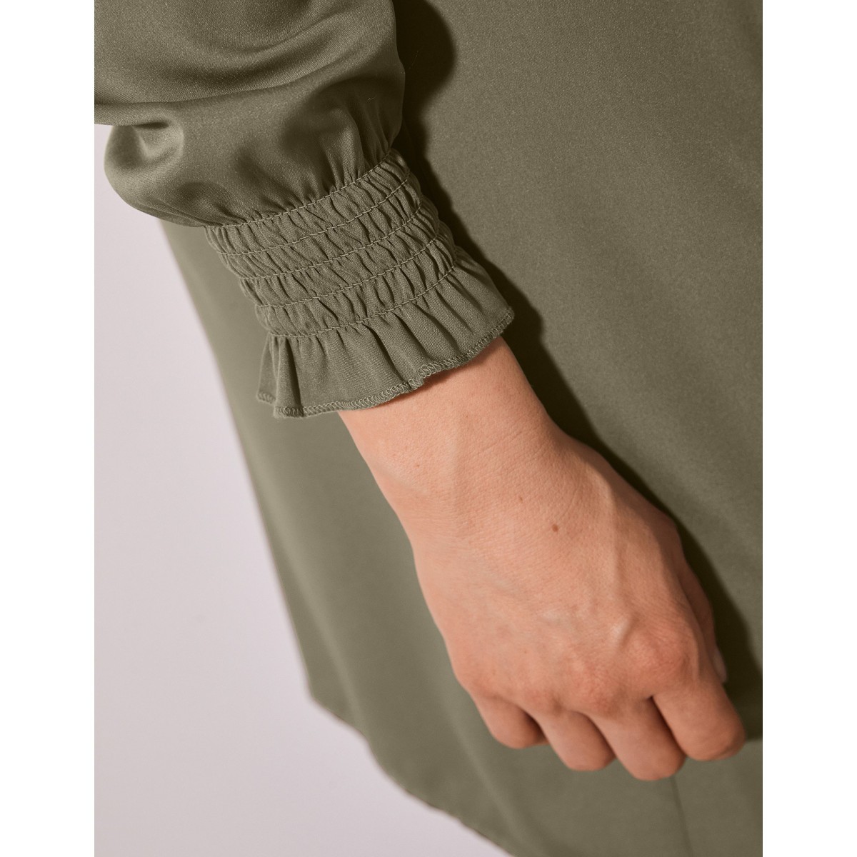 Jednofarebná tunika s čipkou na ramenách a dlhými rukávm