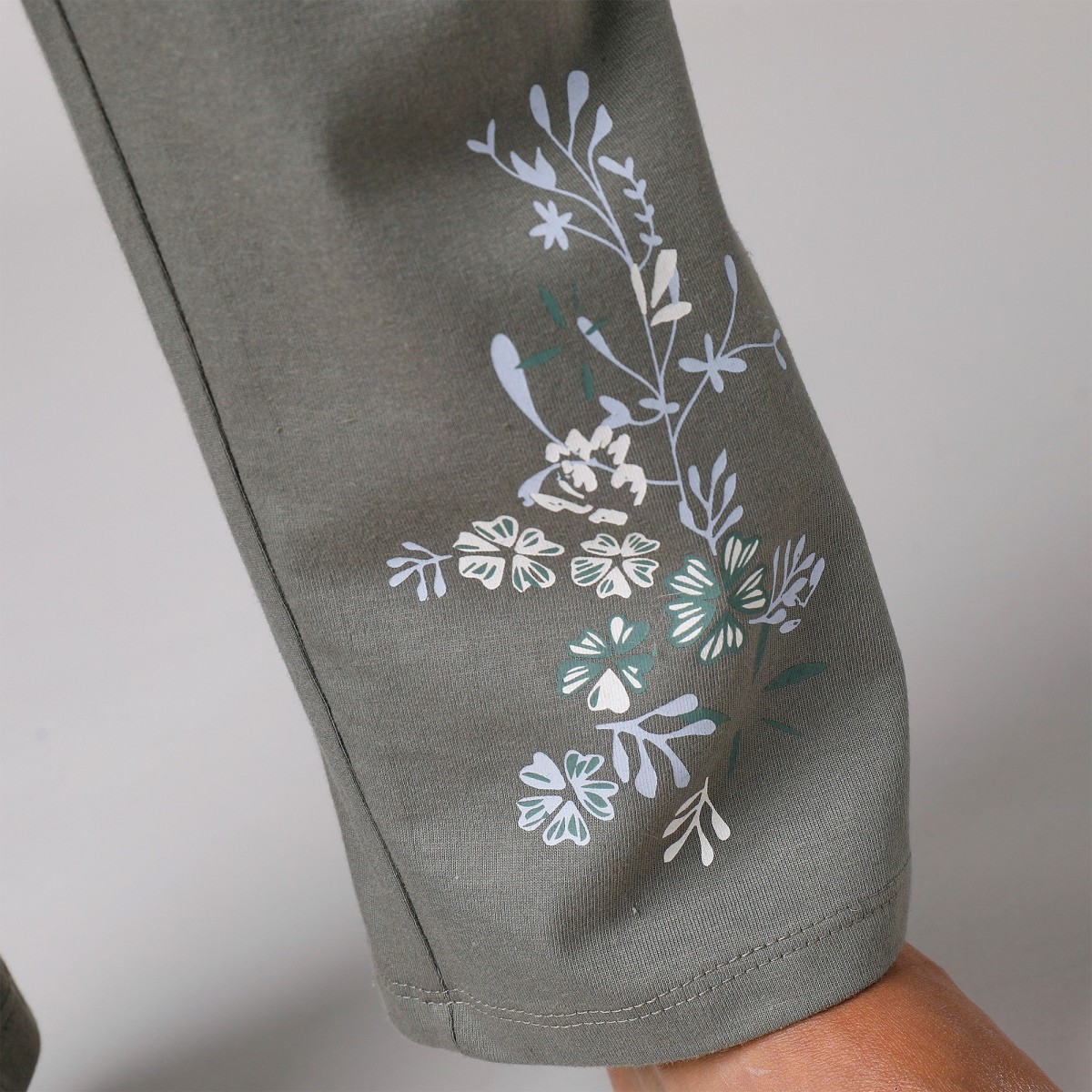 Pyžamové nohavice so stredovou potlačou kvetín