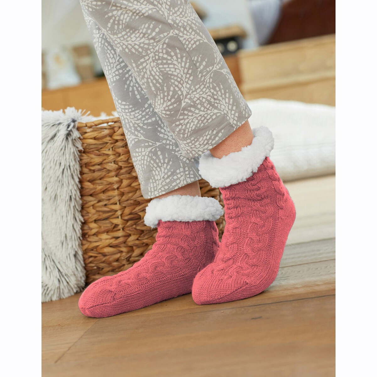 Papučové ponožky s vrkočovým vzorom a protišmykovou úpravou