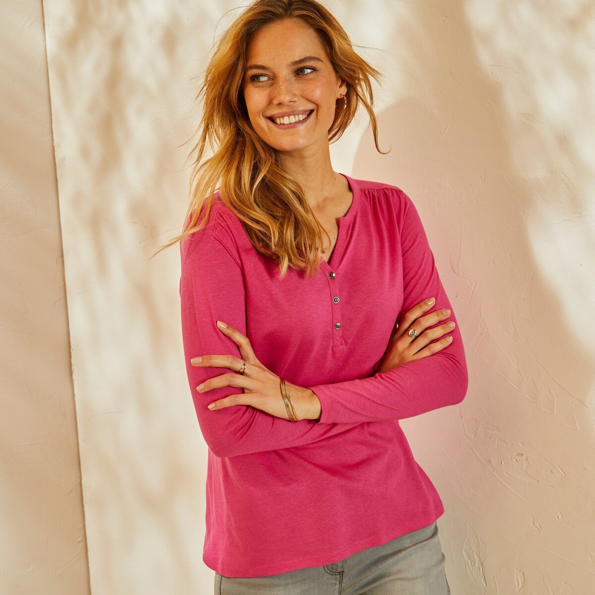 Jednobarevné tričko s tuniským výstřihem a dlouhými rukávy