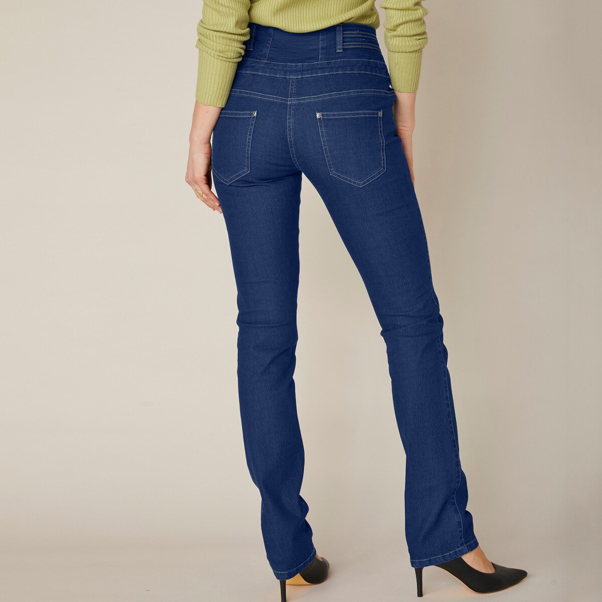 Rovné džínsy s vysokým pásom, pre vyššiu postavu