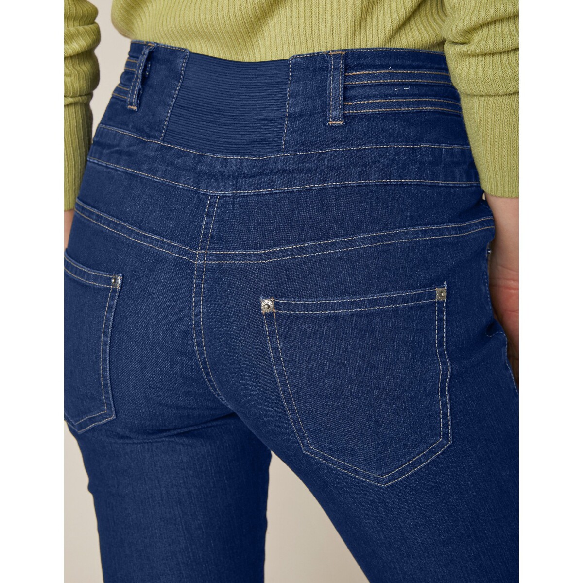 Rovné džínsy s vysokým pásom, pre vyššiu postavu