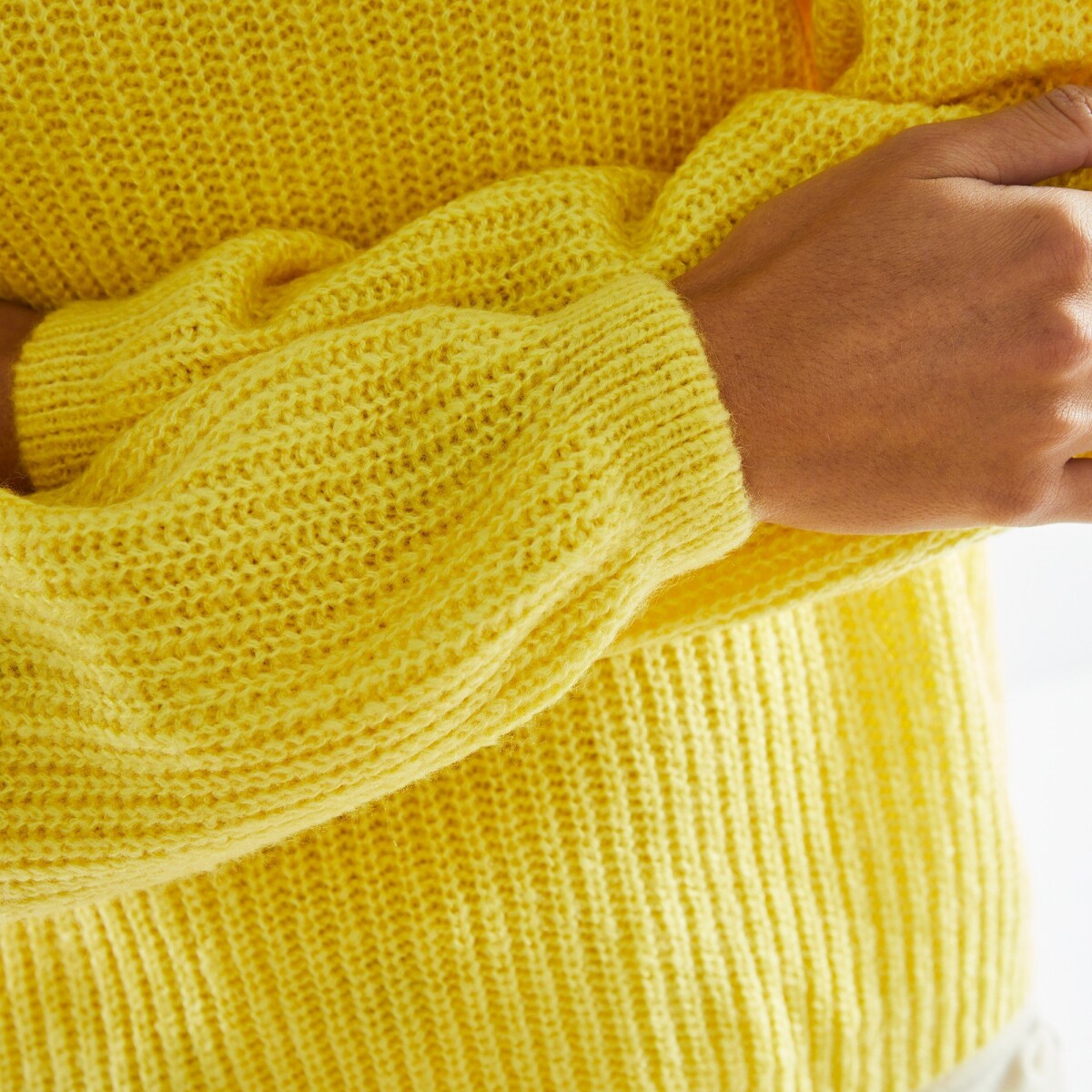 Jednobarevný pulovr s lodičkovým výstřihem a dlouhými rukávy