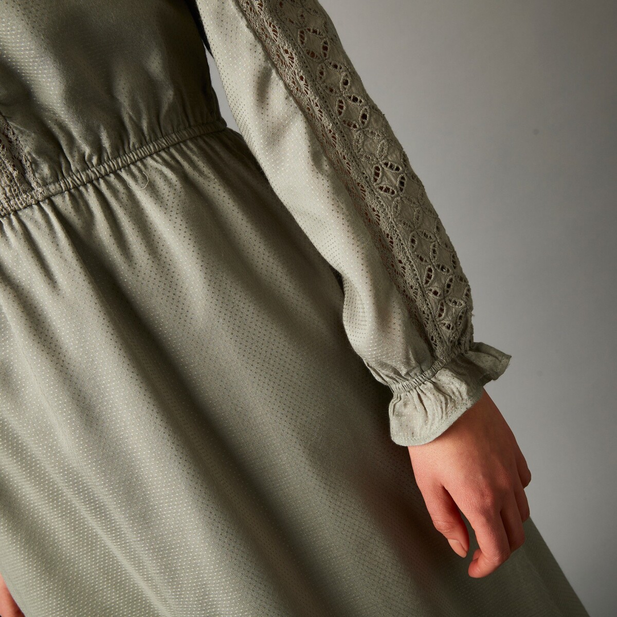 Jednofarebné dlhé šaty s macramé a anglickou výšivkou