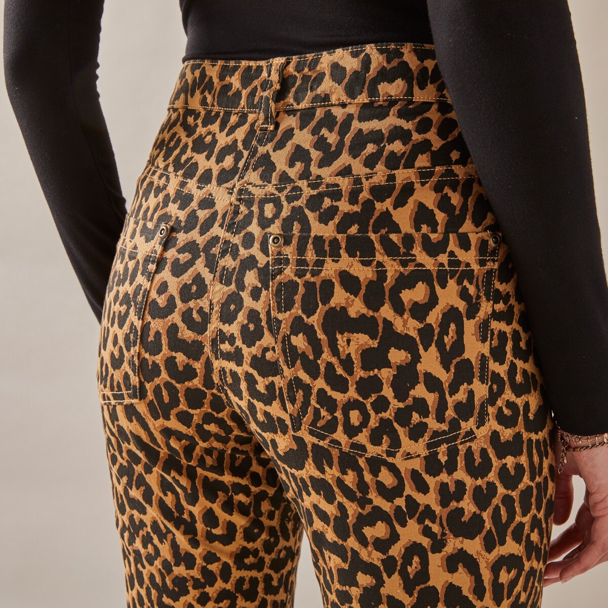 Úzke dlhé nohavice, leopardia potlač
