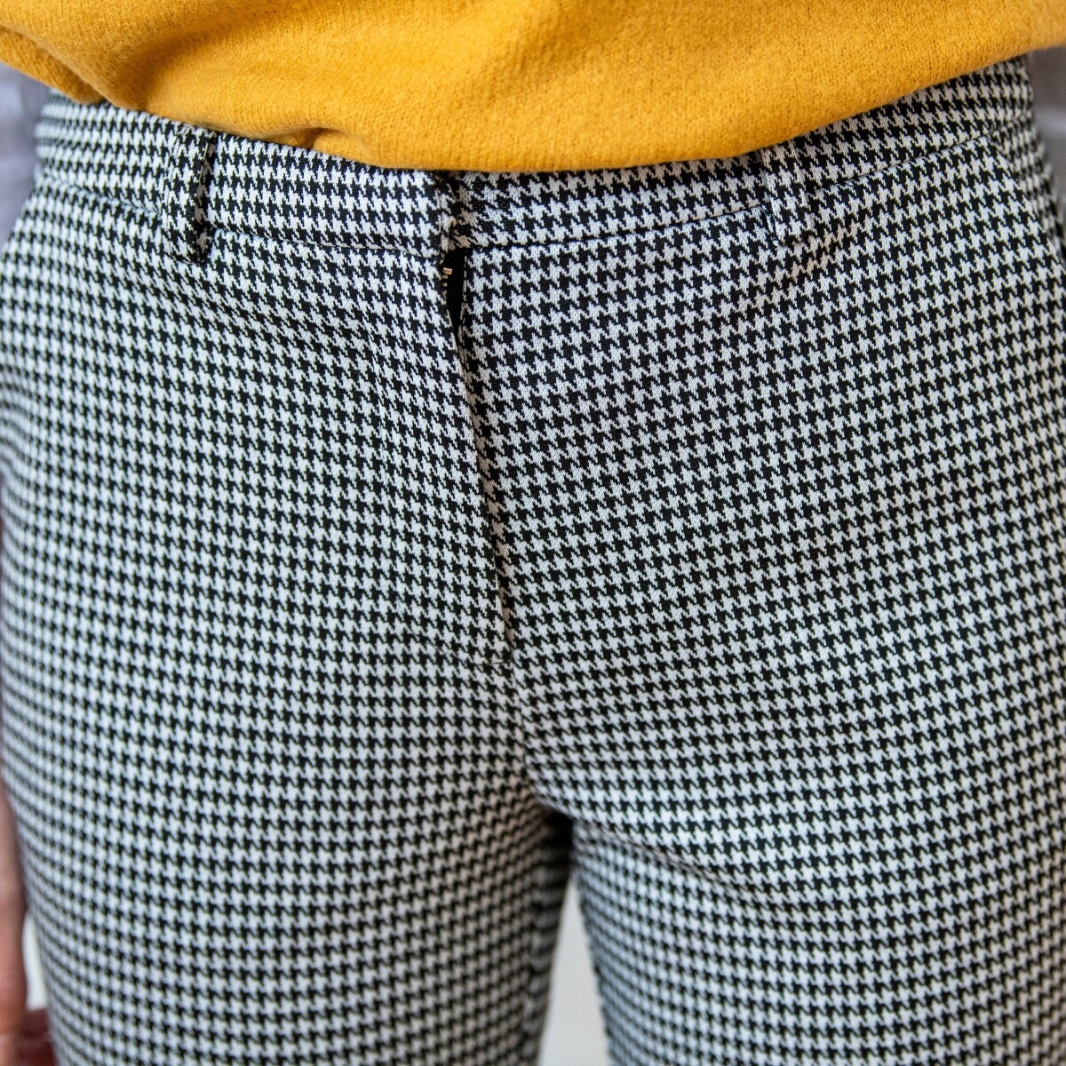 Úzke nohavice s potlačou kohútej stopy