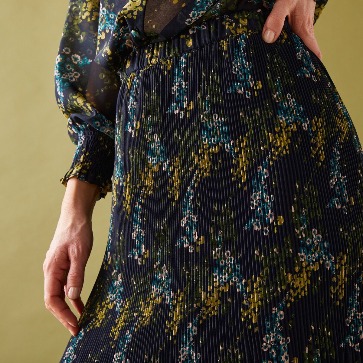 Plisovaná sukňa s potlačou kvetov z recyklovaného polyesteru, pre vysokú postavu