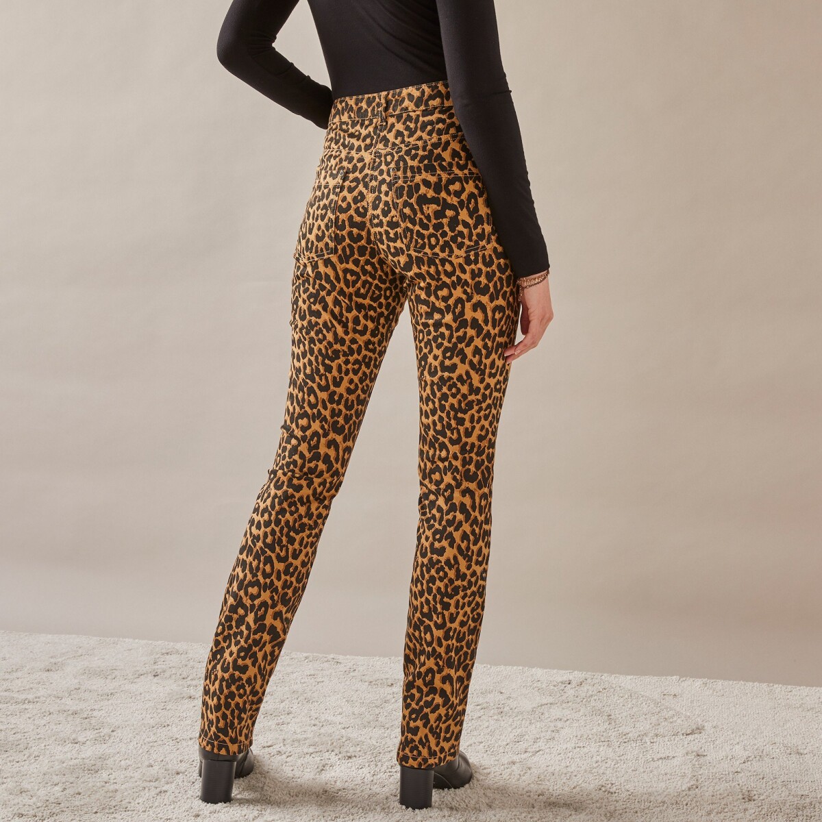 Úzke dlhé nohavice, leopardia potlač