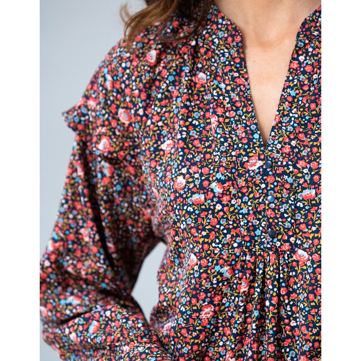 Rovné šaty s potlačou kvetov z recyklovaného polyesteru