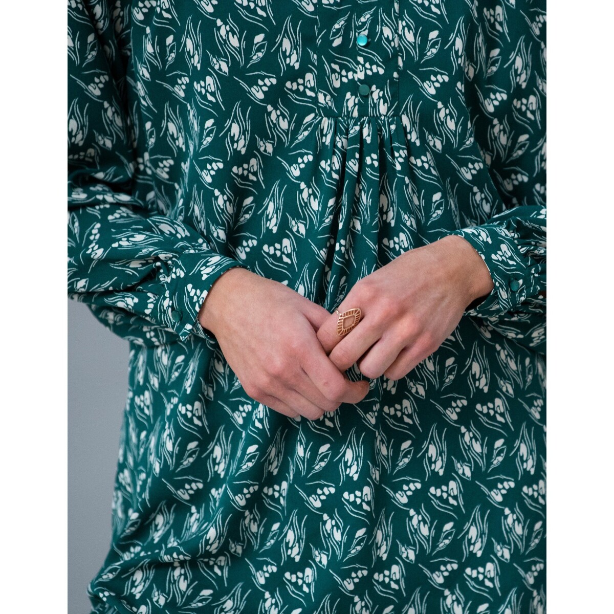 Rovné volánové šaty z recyklovaného polyesteru