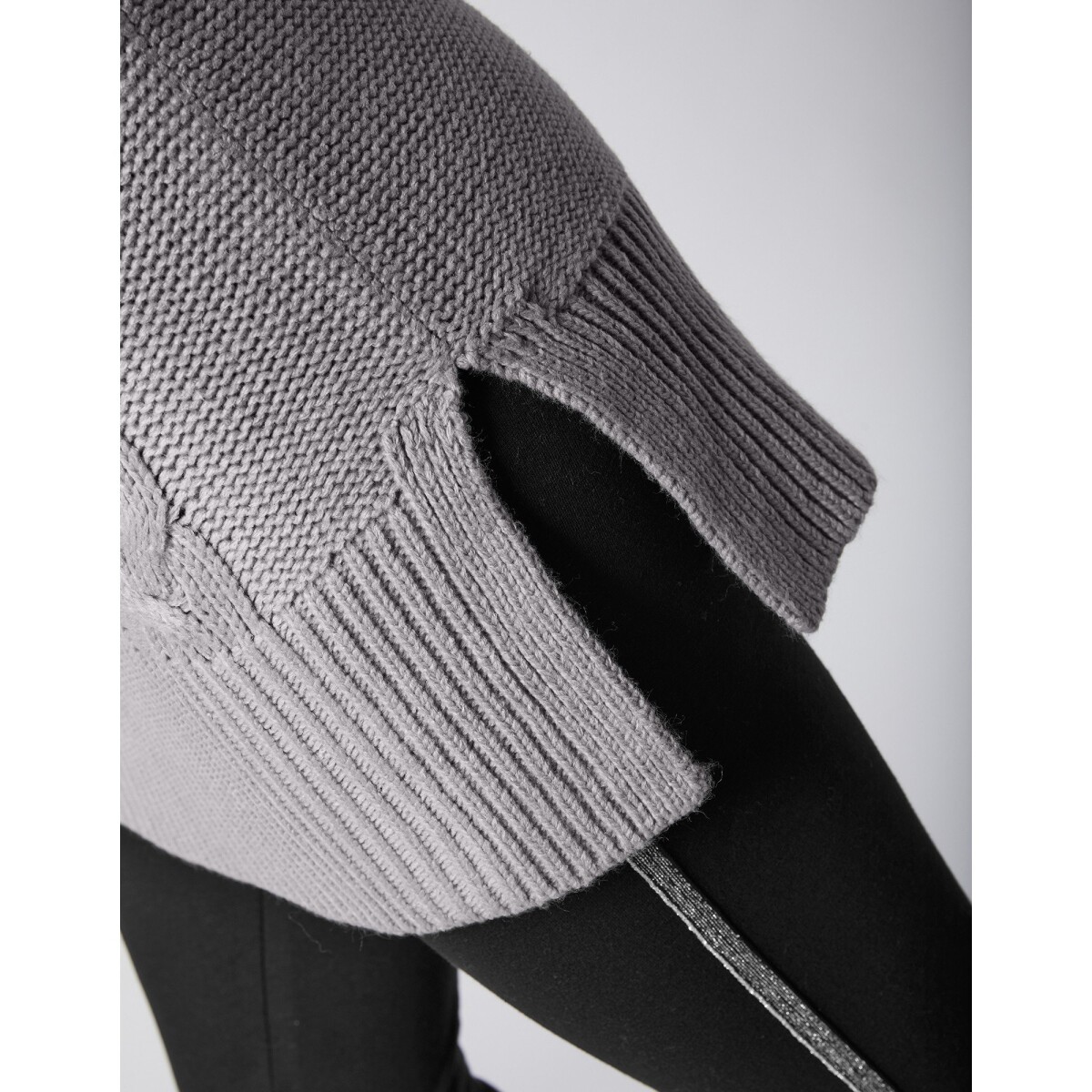 Tunikový pulóver s vrkočovým vzorom a dlhými rukávmi