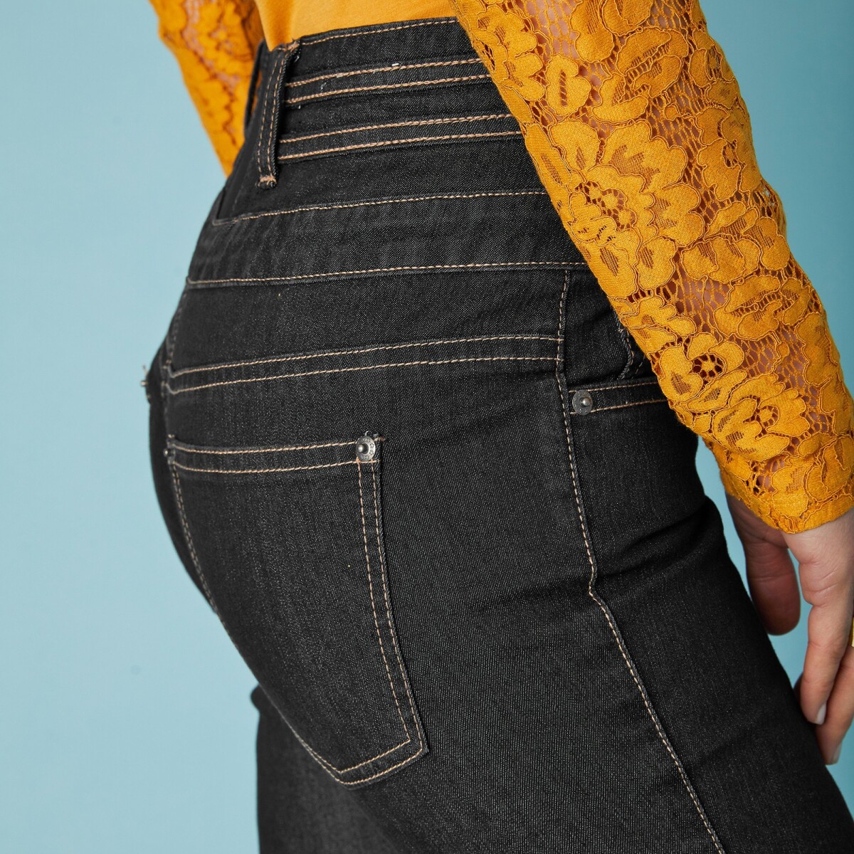 Bootcut džínsy s vysokým pásom, vnútor. dĺžka nohavíc 75 cm
