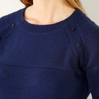 Jednobarevný pulovr s knoflíky v ramenou