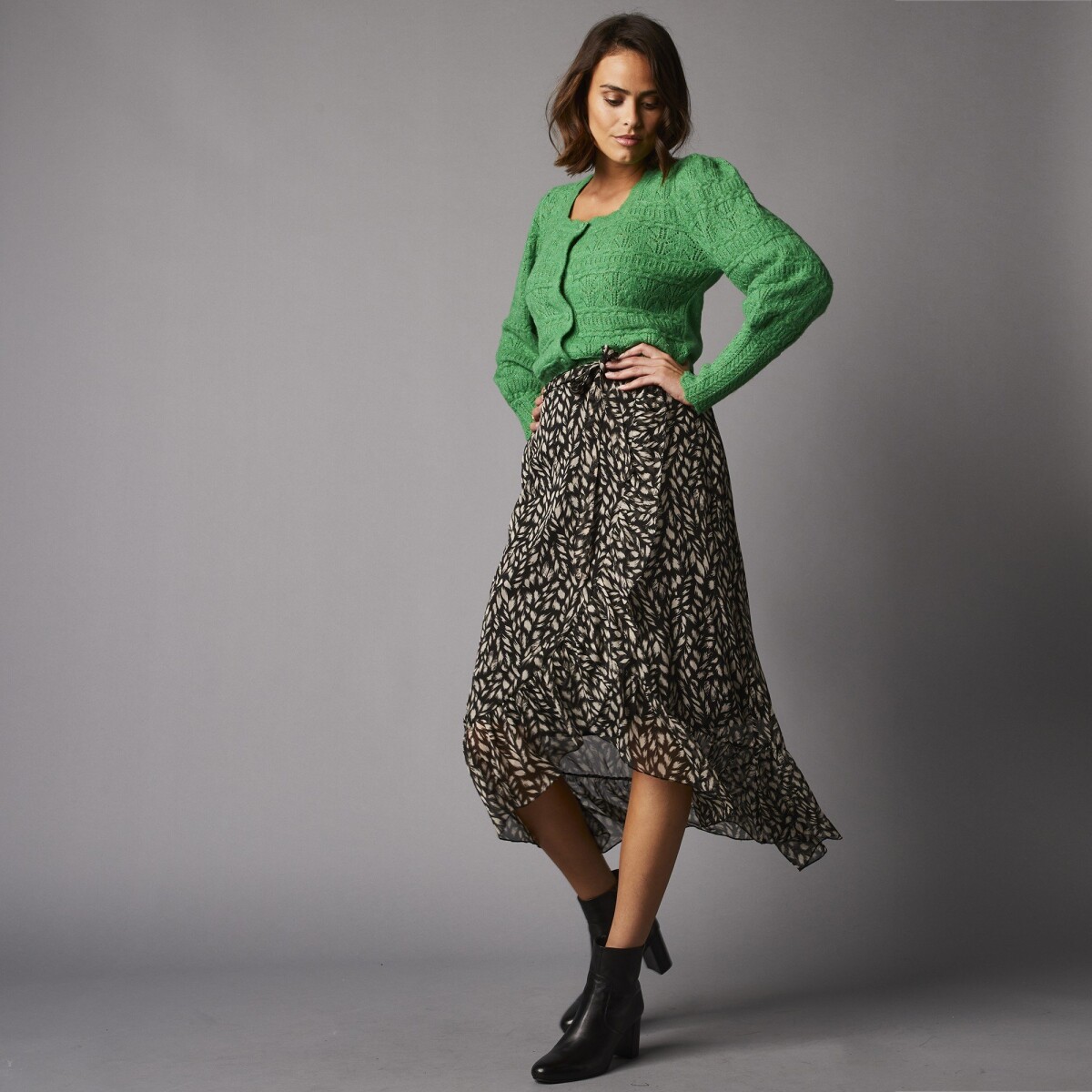 Dlouhá pouzdrová sukně s minimalistickým vzorem