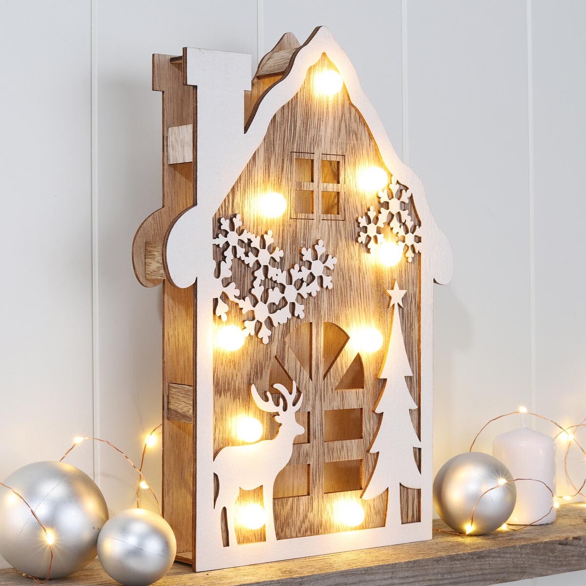 Levně LED Dřevěná dekorace Zimní domek