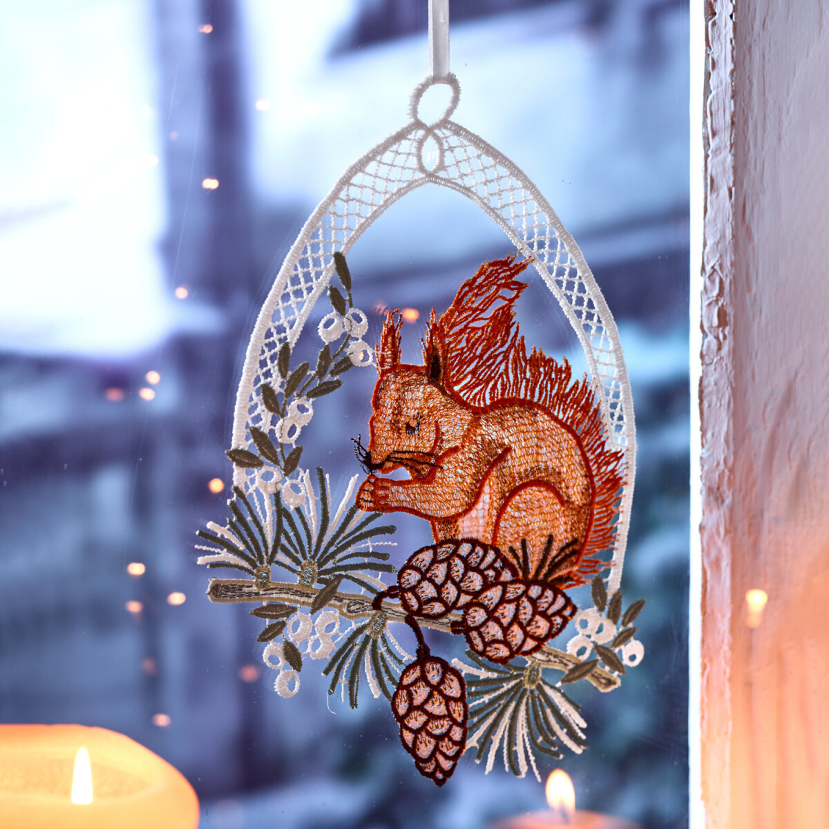 Levně Okenní dekorace "Veverka"
