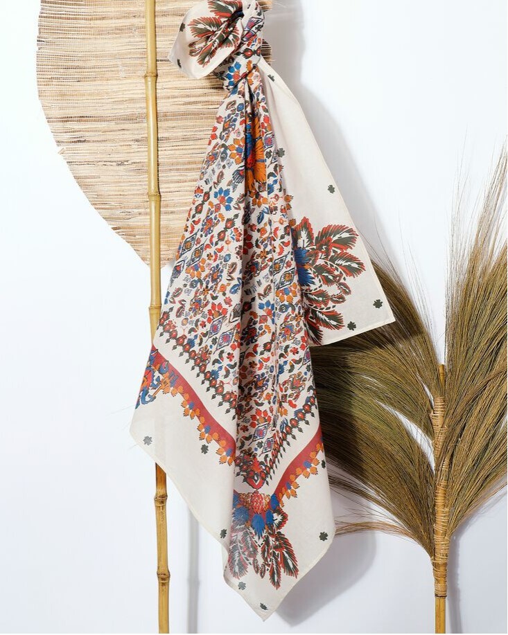 Levně Šátek s potiskem drobného vzoru 100 x 100 cm, vyrobeno ve Francii