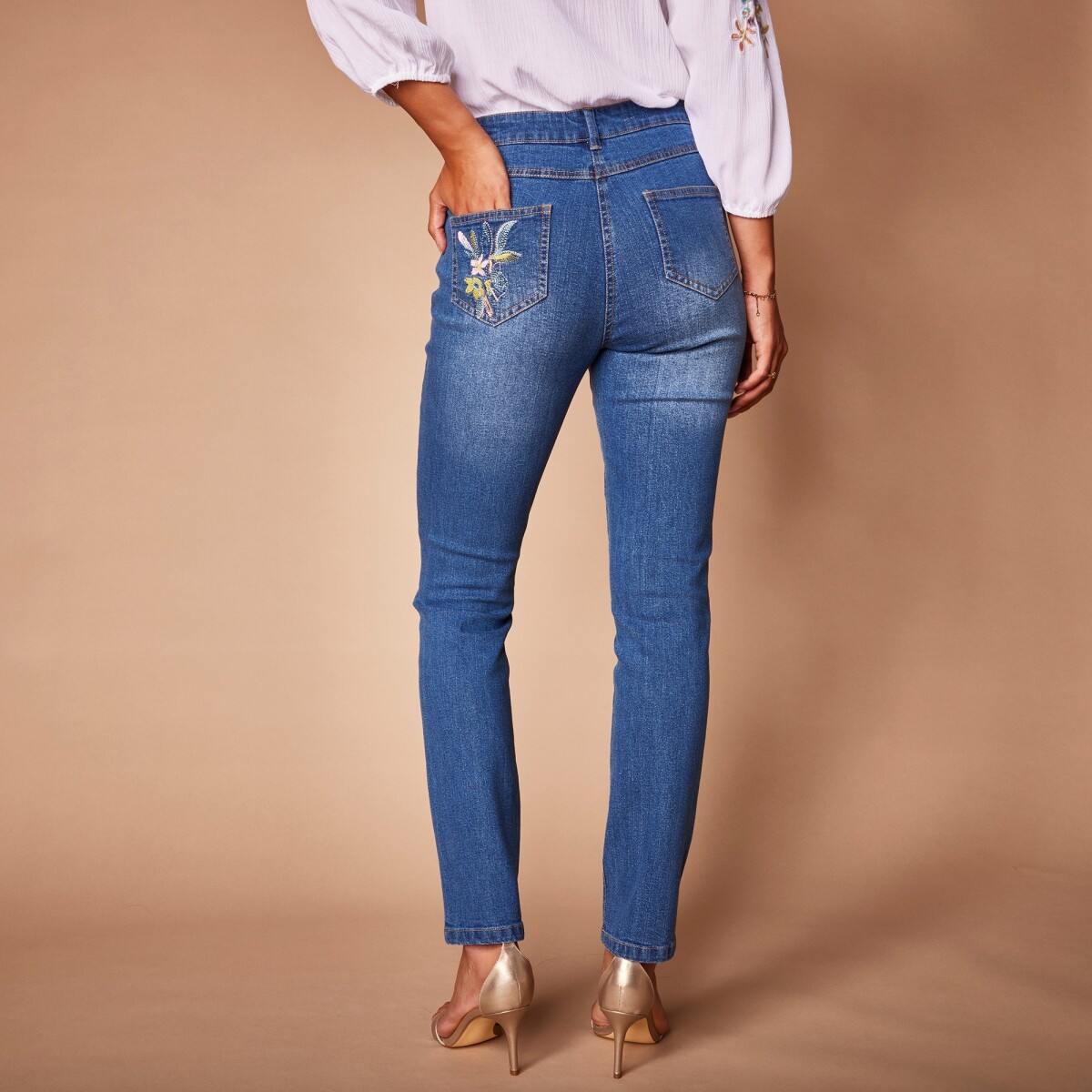Rovné džínsy s vyšívanými vreckami