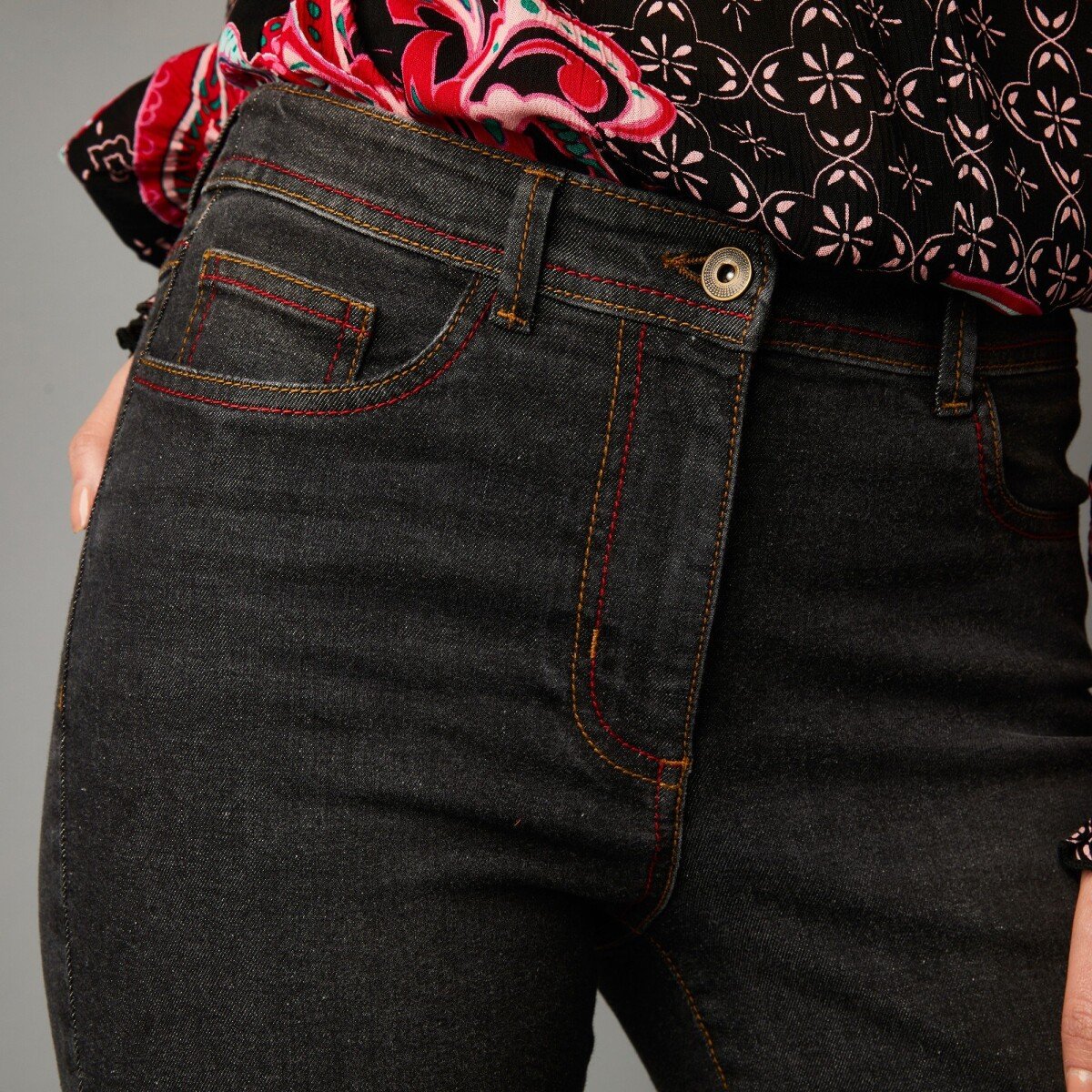 Rovné džínsy s farebným prešitím a výšivkou