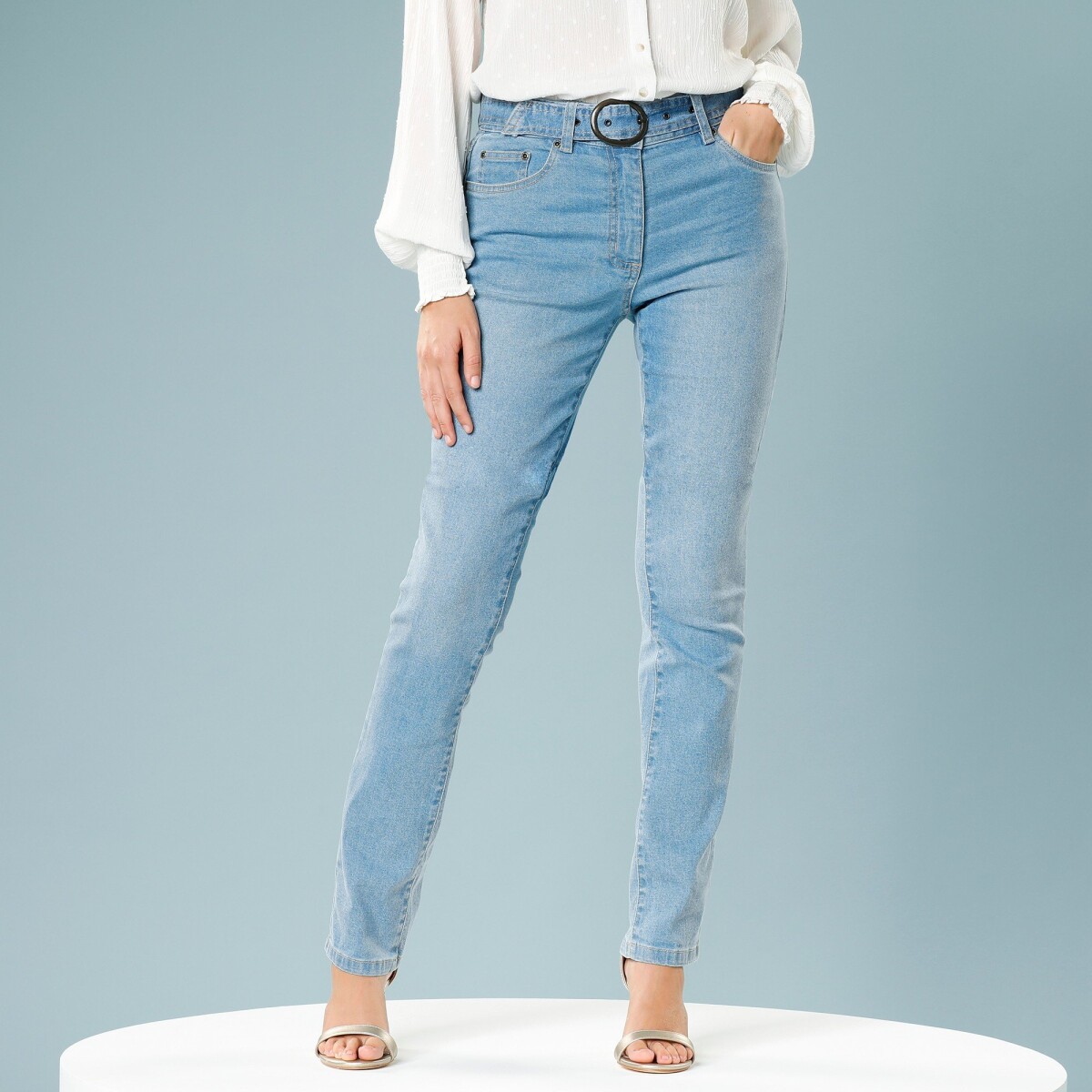 Rovné džínsy s opaskom pre nižšiu postavu