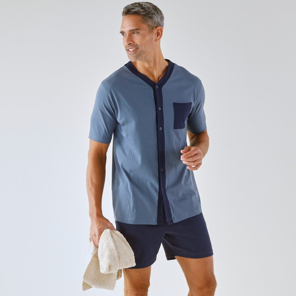 E-shop Dvojfarebné pyžamo s tričkom na gombíky a šortkami