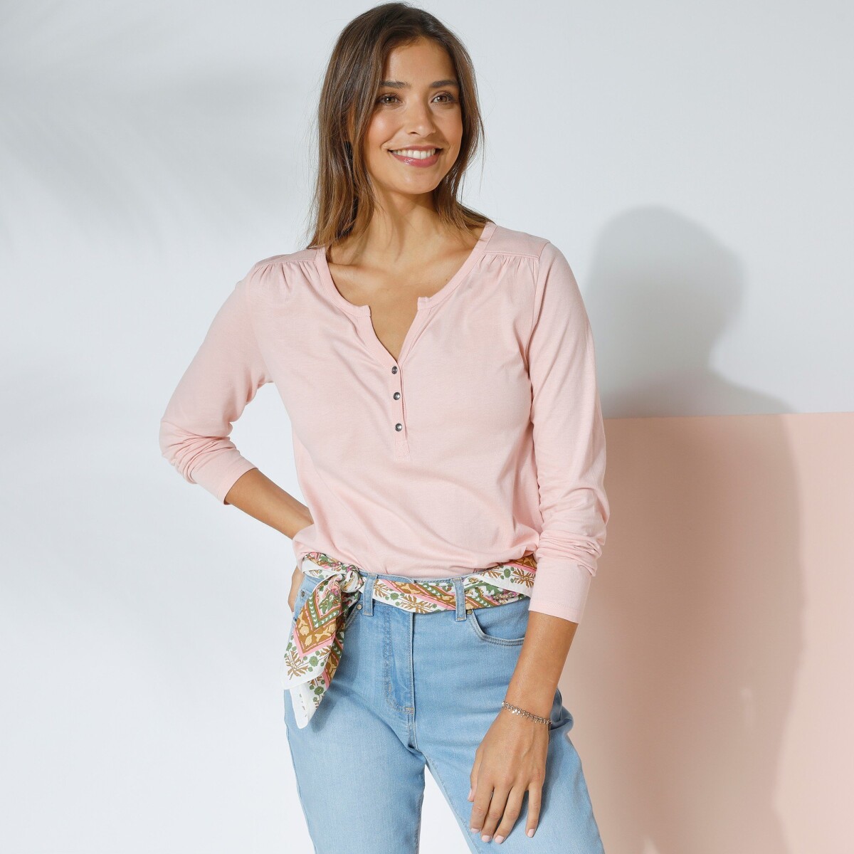 Jednobarevné tričko s tuniským výstřihem a dlouhými rukávy