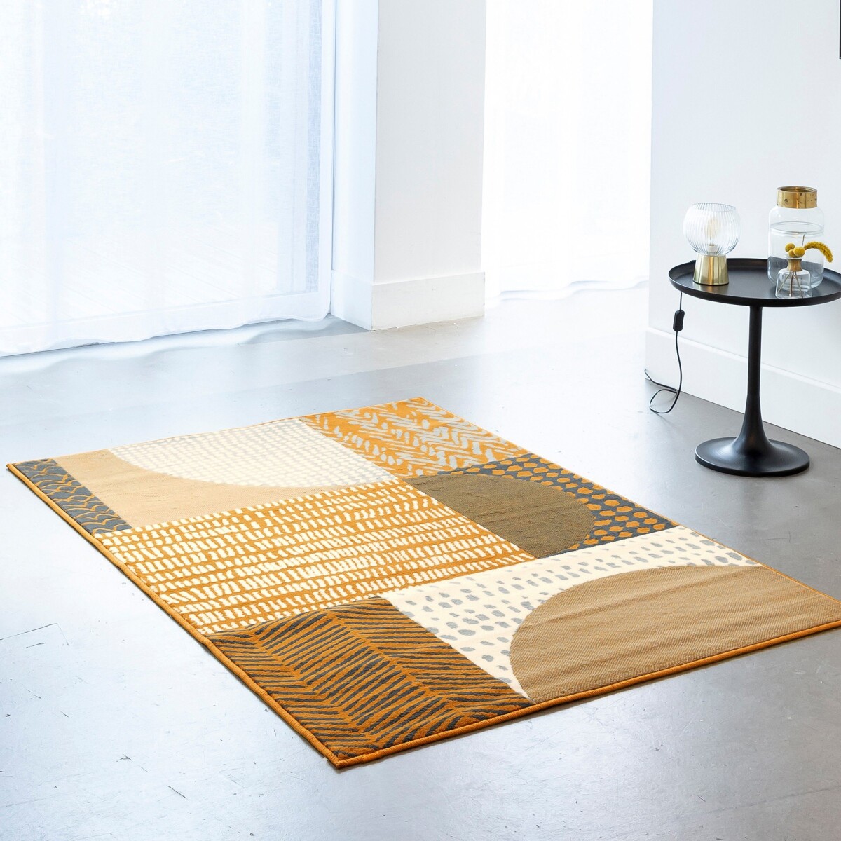Dekoratívny koberec s geometrickým vzorom