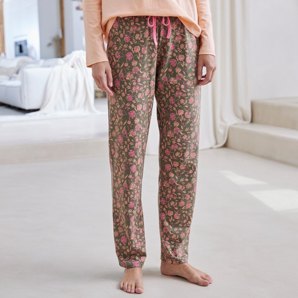 Pyžamové nohavice s potlačou kvetín \