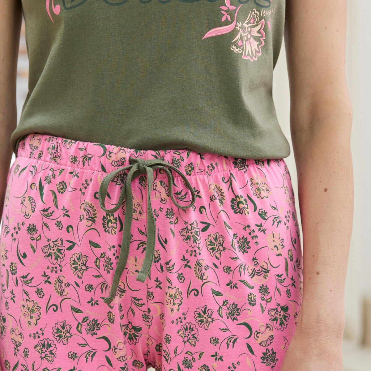 Pyžamové nohavice s potlačou kvetín \