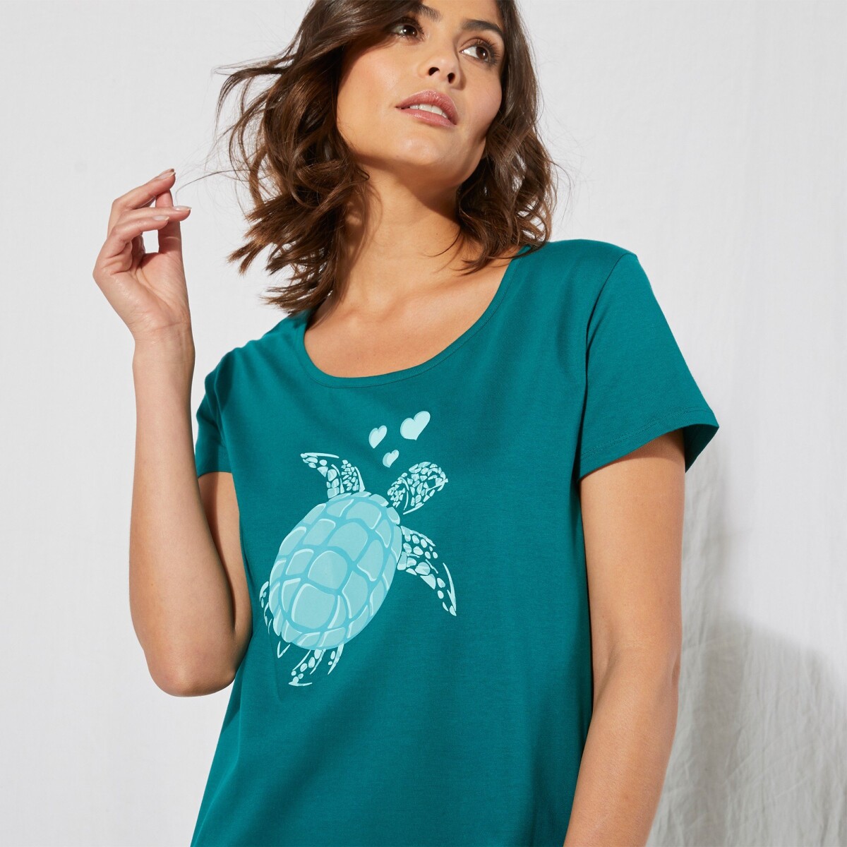 Dlhá nočná košeľa s potlačou korytnačky
