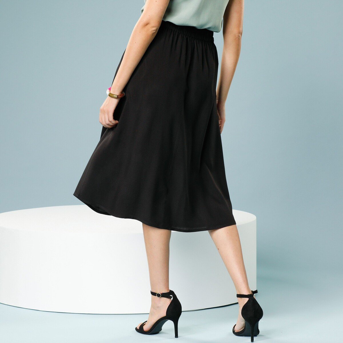 Jednofarebná midi sukňa s gombíkmi pre nižšiu postavu