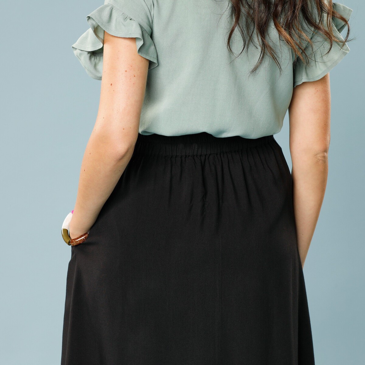 Jednofarebná midi sukňa s gombíkmi pre nižšiu postavu
