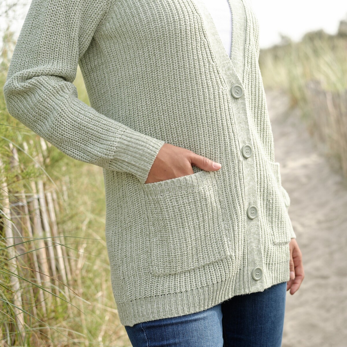 Dlhý sveter na zapínanie s pleteným hladkým vzorom