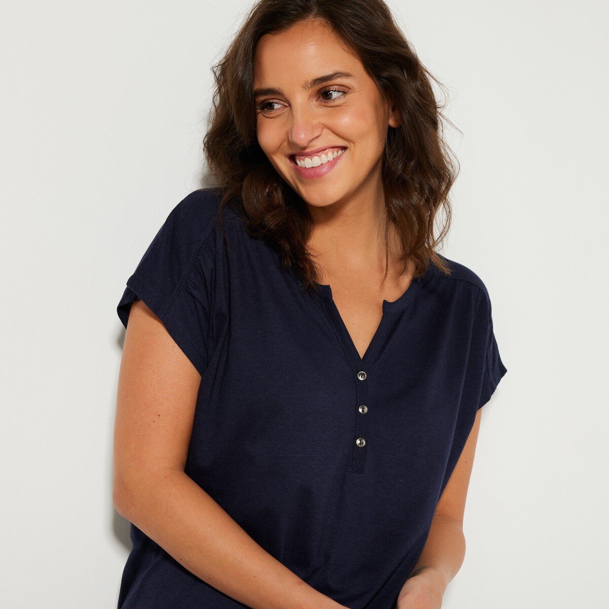 Jednofarebné tričko s tuniským výstrihom a krátkymi rukávmi
