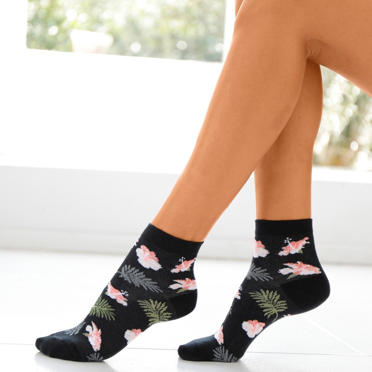 Levně Sada 4 párů kotníkových ponožek se sladěným tropickým motivem