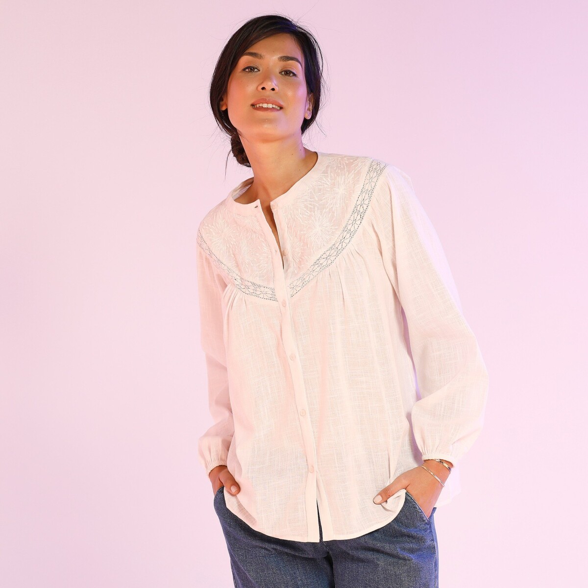 Bavlnená košeľová blúzka s výšivkou a macramé